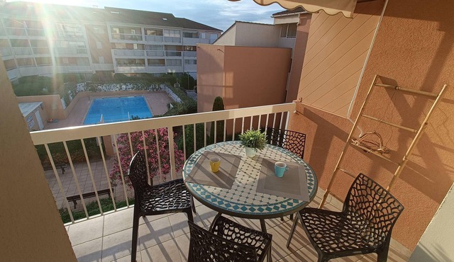 Apartment with pool near the beach