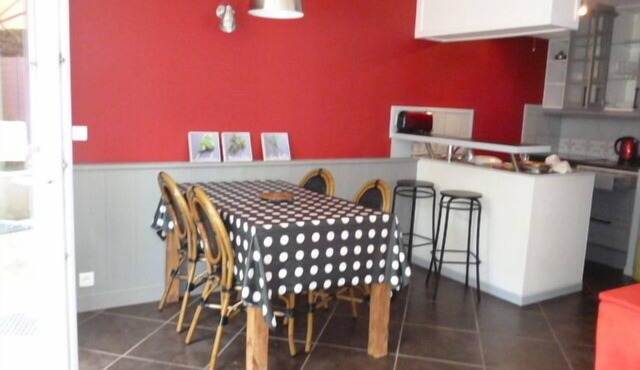 Apartment with enclosed garden and private parking in quiet city center location