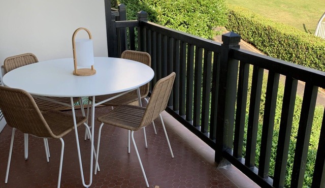 Apartment with swimming pool - near train station