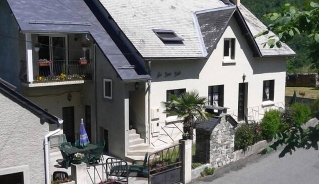 Apartment with garden with magnificent view of the village and the mountains