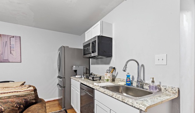 Apartment with garage parking Patio close IAD