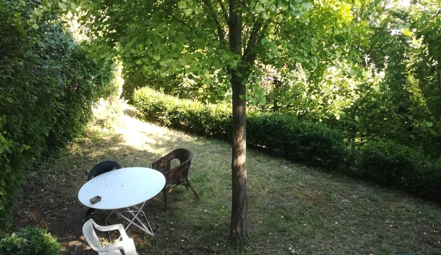 Apartment with garden and garage MEYRARGUES. Stays of up to 7 days.