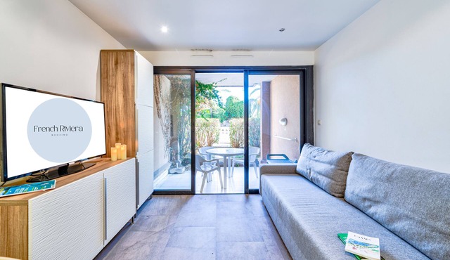 Apartment with garden and pool view!