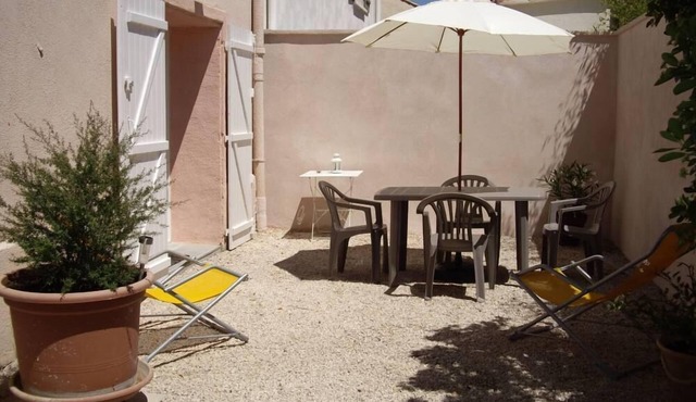 Apartment with garden by the sea