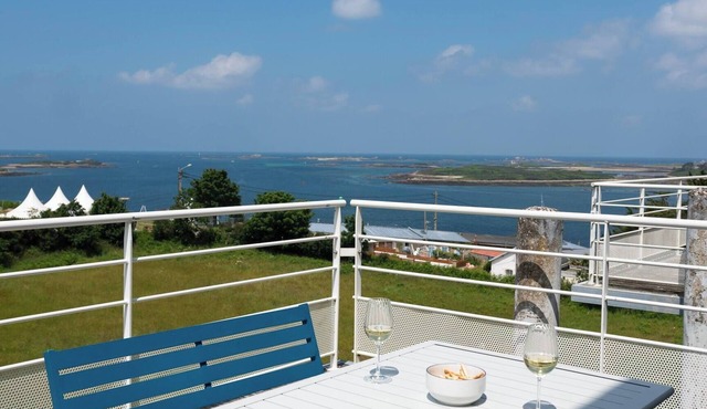 Apartment with incredible sea view on the Aber Wrac'h 5 minutes walk from the port and the beach