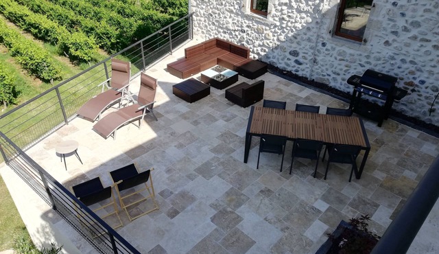 Apartment with large terrace in the heart of the vineyards. Pets allowed!