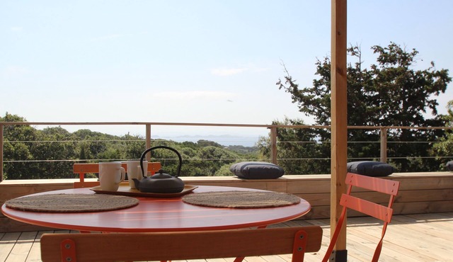 Apartment with large terrace and sea view, near Bonifacio.