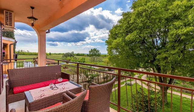 Apartment with large garden to play football