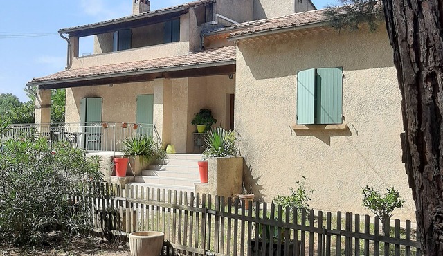 Apartment with large garden and parking, Uzès