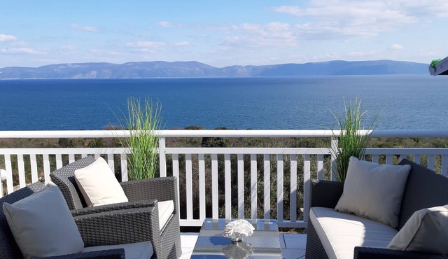 APARTMENT WITH LARGE TERRACE AND MAGNIFICANT SEA VIEW, 300 m FROM THE BEACH +PS4