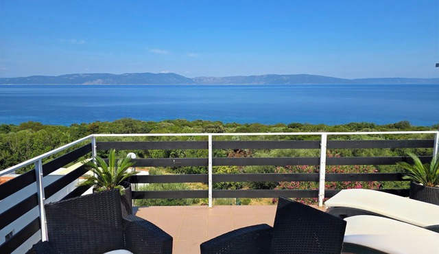 APARTMENT WITH LARGE TERRACE AND MAGNIFICANT SEA VIEW, 300 m FROM THE BEACH +PS4