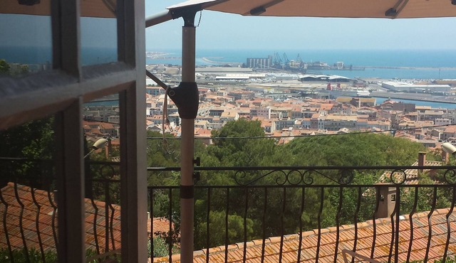 Apartment with magnificent sea/city view, near downtown Sète, St Clair