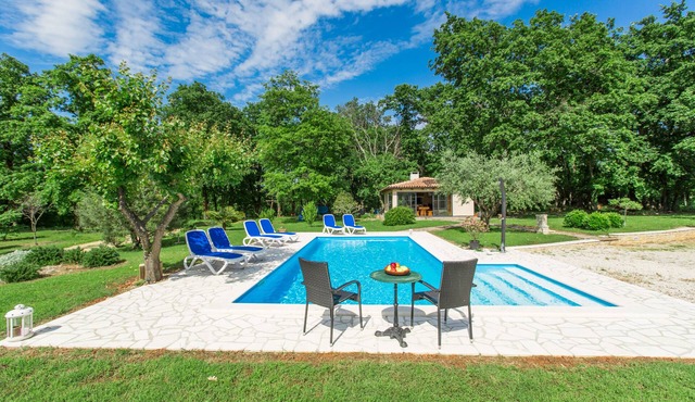 Apartment with pool, 2-4 persons, garden, air-conditioned, barbecue