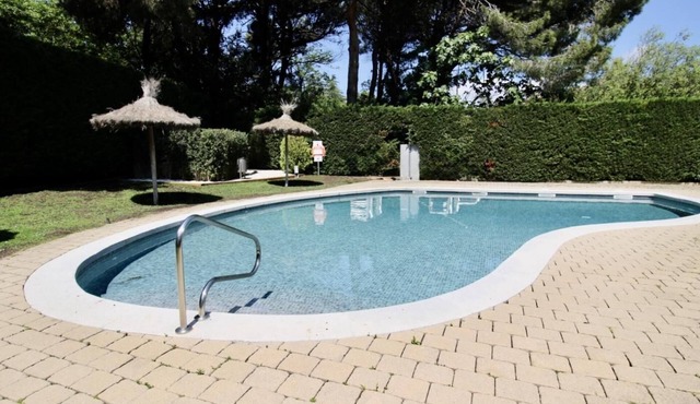 Apartment with pool and parking 1km beach
