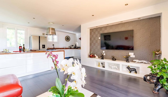 Apartment with pool and garden