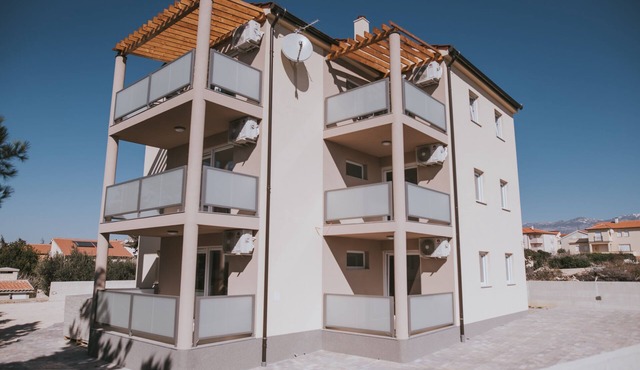 Apartment with Pool and Free WIFI