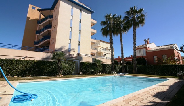 Apartment with pool and sea views.