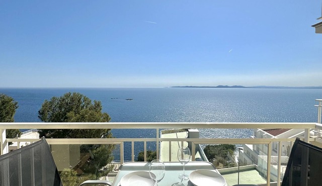 Apartment with pool and parking 700m from the beach
