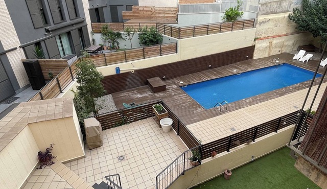 Apartment with pool and parking in Barcelona, ideal for families.