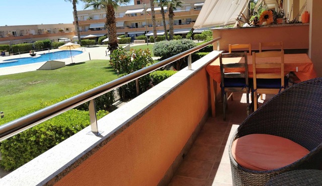 Apartment with pool on the seafront