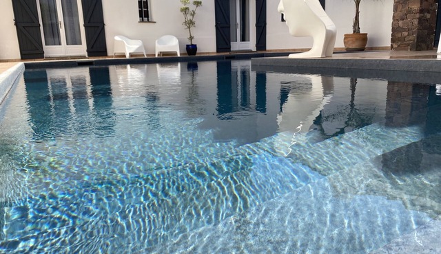 Apartment with pool view and bathtub