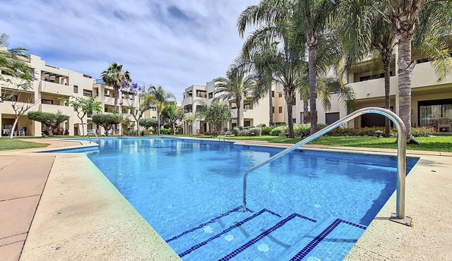 Apartment with pool views, parking and Wi-Fi