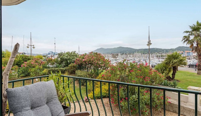 Apartment with port view, parking, near the beach