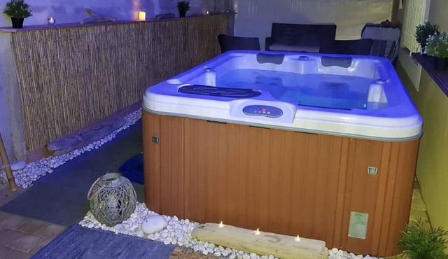 Apartment with private spa & pool near beaches/coves