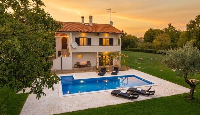*Apartment with private pool and large garden