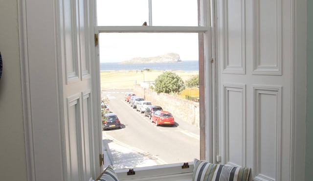 Apartment with sea views, close to beach and golf course