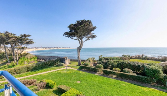 Apartment with Sea View, Private Terrace and Wi-Fi