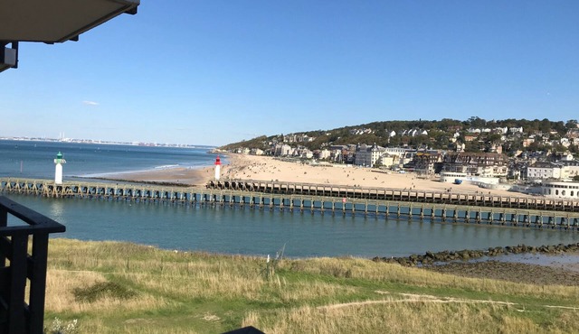 Apartment with sea view, 5 minutes' walk from the beach.