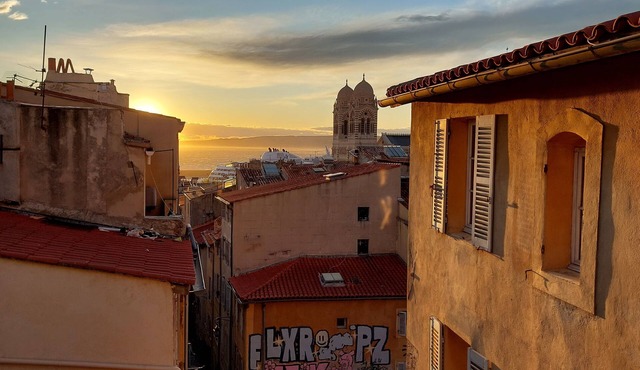 Apartment with sea view in the heart of the Panier