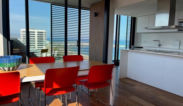 Apartment with sea views and infinity pool, ideal for families.