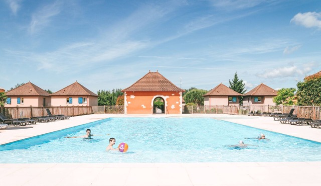 Apartment with Seasonal Pool and WIFI in the Lot
