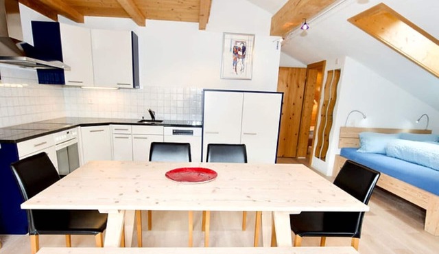 Apartment with south-facing balcony, wonderful view of the mountains, close to the ski bus stop