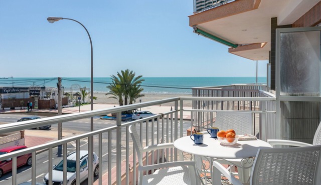 Apartment with Stunning Sea Views, Balcony and Wi-Fi