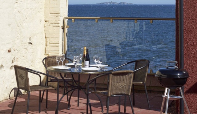 APARTMENT WITH STUNNING SEA VIEWS IN PITTENWEEM NEAR ST ANDREWS