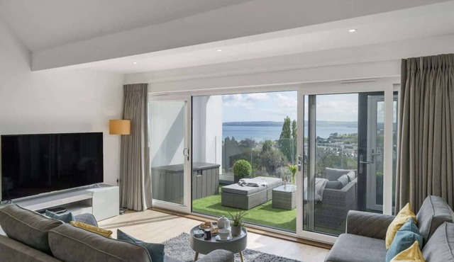 Apartment with Stunning Sea Views, Private Parking