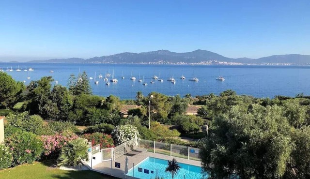 Apartment with superb sea view 200m from the beach and 10m from Porticcio