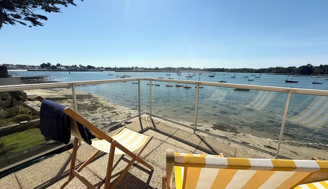 Apartment with superb harbor view at Ile-Tudy