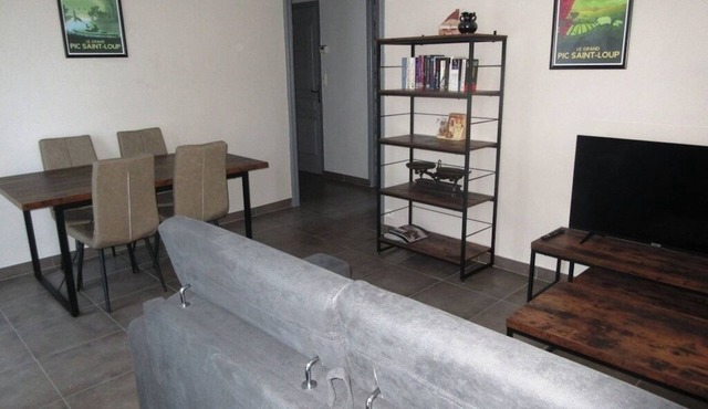 Apartment with swimming pool and view of the garrigue