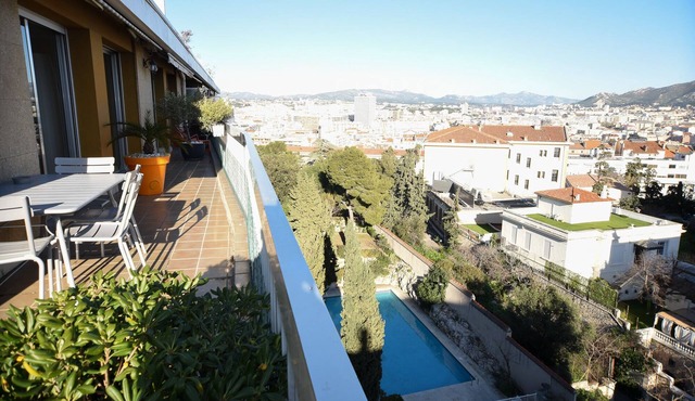Apartment with swimming pool Marseille 8 th