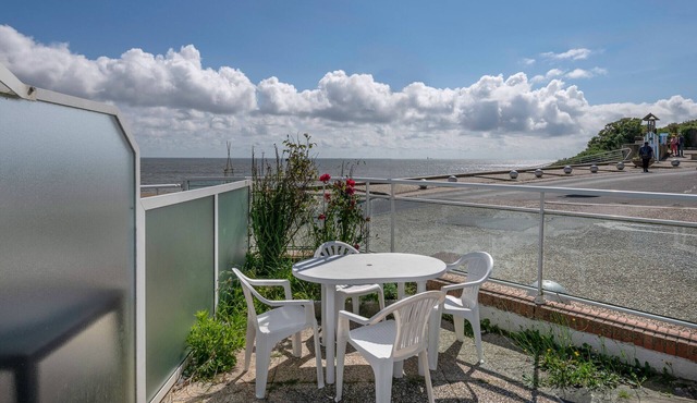 Apartment with terrace and sea view - 30m from the beach
