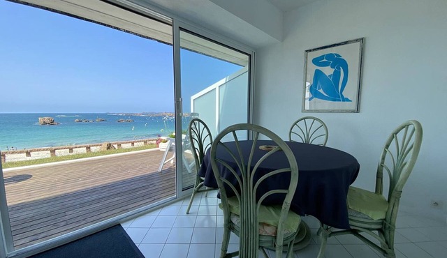 Apartment with terrace, direct beach access, private parking