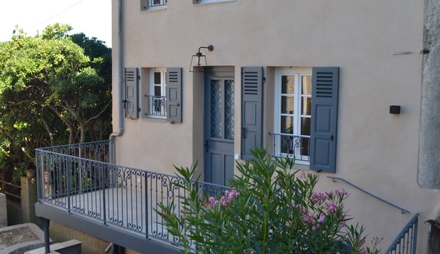 Apartment with terrace in the heart of Grimaud village, 5 minutes from the sea.