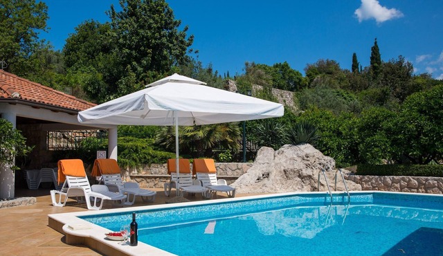 Apartment with terrace and pool