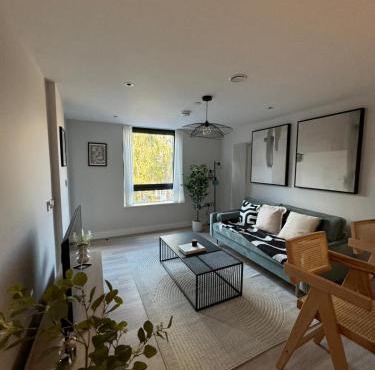 Apartment with Terrace in Uxbridge