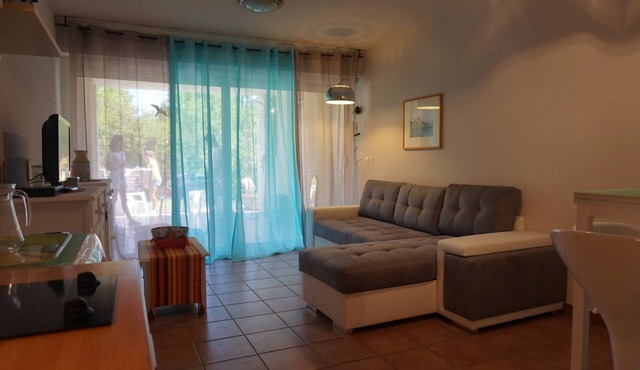 Apartment with the feet in the water, all the stores