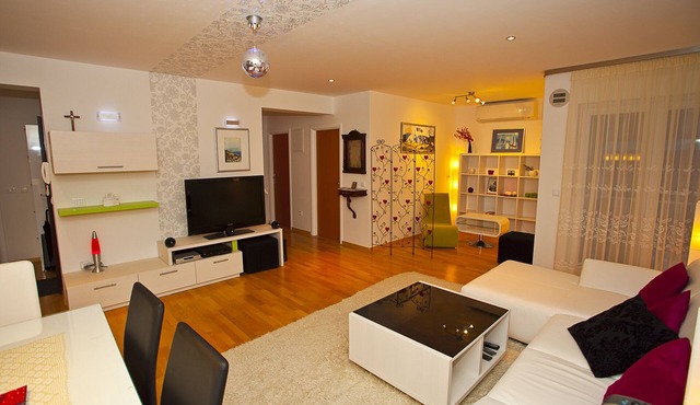 Apartment Zlatka group fun, 4br 2bth, stroll to beach